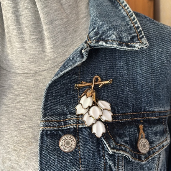 Trifari Brooch/Pendant with Molded Glass Leaves - Picture 5 of 8